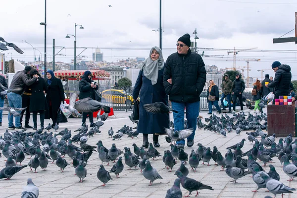 Istanbul Dec Praça Eminonu Com Pessoas Ambulantes Pombos Durante Dia — Fotografia de Stock