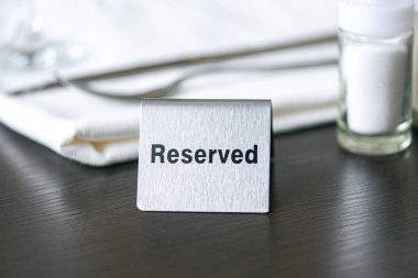 Rezervasyon levhası, kafedeki ya da restorandaki masada demir tabak, renkli resim.