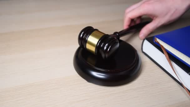 Ξύλινο Σφυρί Δικαστή Στο Τραπέζι Έννοια Εικόνα Για Δικαιοσύνη — Αρχείο Βίντεο