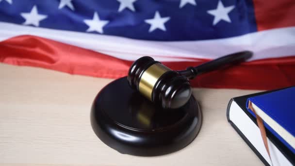 木製の裁判官は 米国の国旗を背景に 米国の正義についての概念図 — ストック動画
