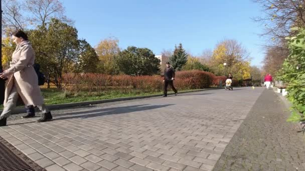 Moskw Październik Ludzie Spacerujący Słoneczny Ciepły Dzień Bauman Garden Lub — Wideo stockowe