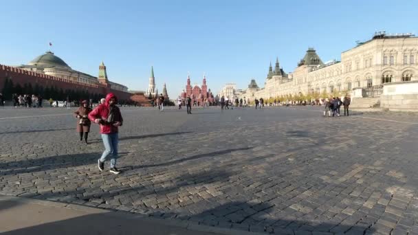 Moscú Oct Gente Caminando Plaza Roja Durante Cálido Día Soleado — Vídeos de Stock