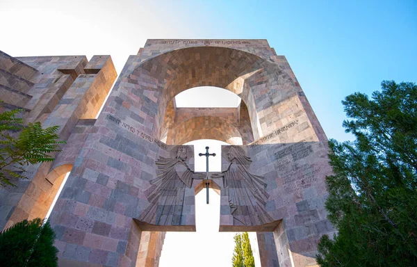 Vagharshapat Erivan 'daki Etchmiadzin Katedrali' ne taş kapılı giriş, Kasım 04. 2017 Ermenistan.