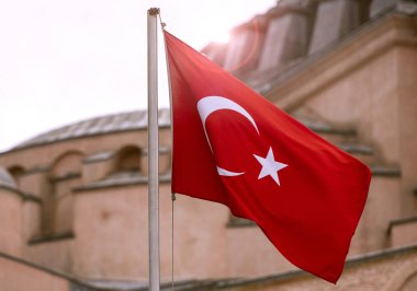 İstanbul caddesinde gün batımında dalgalanan bayrak Türkiye ya da Türk bayrağı
