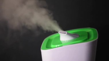 Siyah arkaplandaki nemlendiricinin buharı yakın plan. Video HD