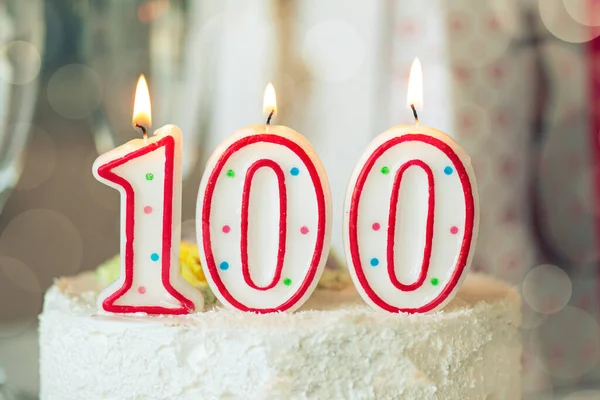 생일초를 테이블 케이크 100 — 스톡 사진