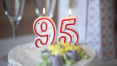 Doksan beş numara olarak doğum günü mumu masadaki tatlı pastanın üstünde 95 numara, 95. yaş günü, HD