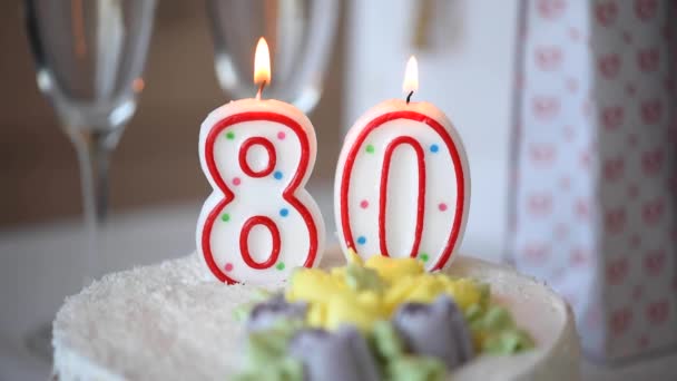 テーブルの上の甘いケーキの上に880番として誕生日キャンドル 80歳の誕生日 — ストック動画