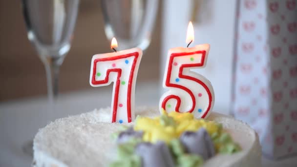 Vela Aniversário Como Número Setenta Cinco Cima Bolo Doce Mesa — Vídeo de Stock