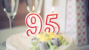 Doksan beş numara olarak doğum günü mumu masadaki tatlı pastanın üstünde 95 numara, 95. yaş günü, HD