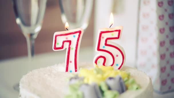 Vela Cumpleaños Como Número Setenta Cinco Encima Torta Dulce Mesa — Vídeo de stock