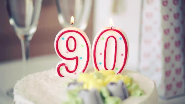 生日蜡烛作为第90号 放在桌上的甜蛋糕上 90岁生日 调音视频 — 图库视频影像