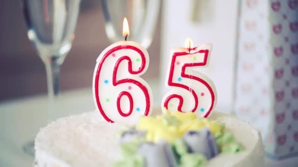 Vela Aniversário Como Número Sessenta Cinco Cima Bolo Doce Mesa — Vídeo de Stock