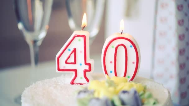Κερί Γενεθλίων Αριθμός Σαράντα Πάνω Από Γλυκό Κέικ Στο Τραπέζι — Αρχείο Βίντεο