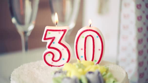 Bougie Anniversaire Comme Numéro Trente Sur Dessus Gâteau Sucré Sur — Video