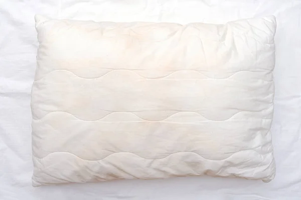 Стара Біла Подушка Плямами Збитому Листі Брудна Подушка Ліжку — стокове фото