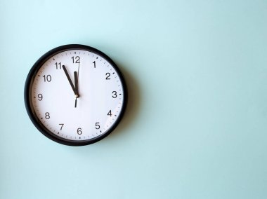 Mavi yüzeydeki yuvarlak duvar saati 12 oktav, yerleşim, üst manzara, Tex için konum