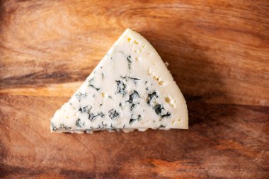 Bir parça küflü peynir, ahşap dokuda küflü peynir. Fransız geleneksel yemekleri. Üst yaşam