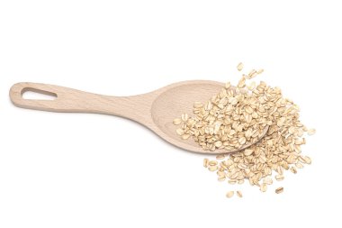 Tahta kaşıkta çiğ yulaf taneleri beyazda izole edilmiş. Üst görünüm