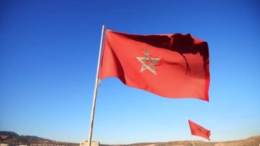 Fas 'ta güneşli yaz gününde rüzgarda dalgalanan eski Fas bayrağı, yavaş çekim videosu, HD