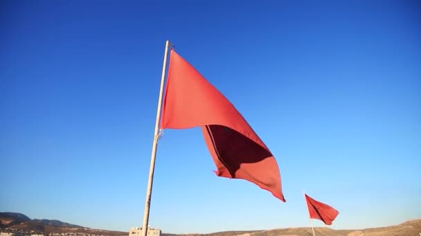 Παλιά Μαροκινή Σημαία Κυματίζει Στον Άνεμο Κατά Διάρκεια Ηλιόλουστη Μέρα — Αρχείο Βίντεο