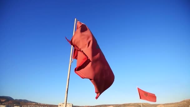 Fas Güneşli Yaz Gününde Rüzgarda Dalgalanan Eski Fas Bayrağı Yavaş — Stok video