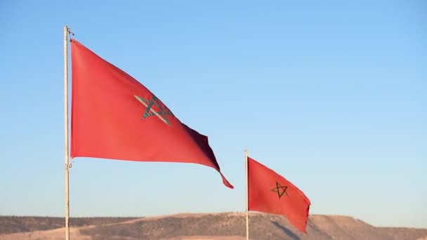 摩洛哥阳光明媚的夏日 古老的摩洛哥国旗在风中飘扬 慢镜头 — 图库视频影像