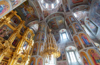 KOLOMNA - 11 Nisan 'da Kolomna' daki ortodoks kilisesinde ikonostaz, ikonlar ve geleneksel Rus şablonu ile iç mekan. Rusya 'da 2021