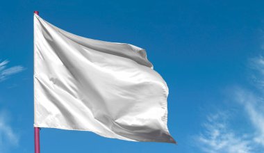 Mavi gökyüzüne karşı bayrak direğinde temiz beyaz bayrak, metin arkaplanı olarak