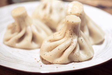 Seramik tabakta biberli ev yapımı khinkali. Khinkali geleneksel beyaz yemeğidir.