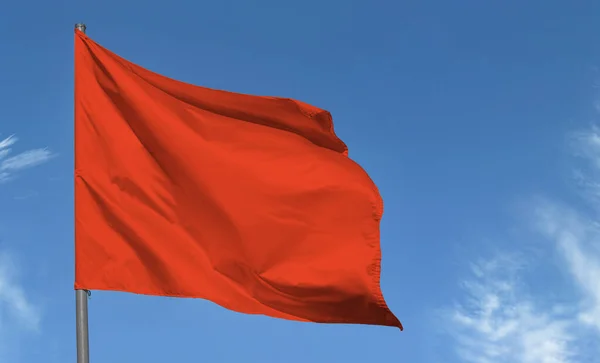 Bandera Roja Brillante Ondeando Contra Cielo Azul Bandera Roja Blanco — Foto de Stock