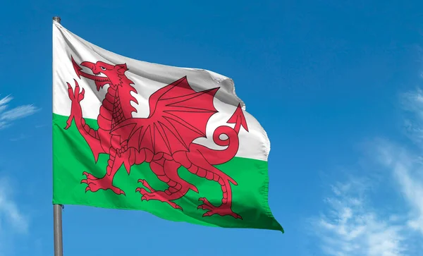 Vlag Van Wales Met Rode Draak Zwaaiend Tegen Blauwe Lucht — Stockfoto