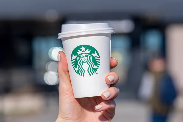 Берлін Апр Жінка Яка Тримає Паперову Чашку Логотипом Starbucks Вулиці — стокове фото