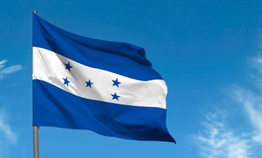 Mavi gökyüzünde dalgalanan Honduras bayrağı