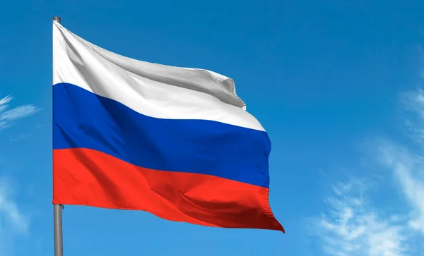 Ruská Vlajka Nebo Ruská Vlajka Vlající Proti Modré Obloze — Stock fotografie