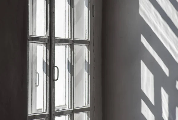 Інтер Кімнати Вікном Рамою Сонячним Світлом Тінями Стіні — стокове фото