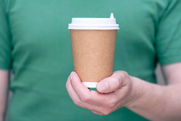 Ein Mann Grünem Shirt Hält Eine Papierbraune Tasse Mit Getränken — Stockfoto