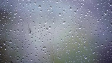 Şiddetli yağmurdan sonra yağmur damlaları, yoğunlaşma veya buhar içeren pencere, yağmur damlaları, yoğun yağmur sonrası yoğunlaşma veya buhar, büyük doku veya arka plan penceresi