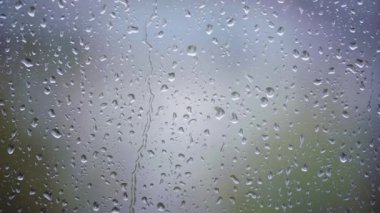 Şiddetli yağmurdan sonra yağmur damlaları, yoğunlaşma veya buhar içeren pencere, yağmur damlaları, yoğun yağmur sonrası yoğunlaşma veya buhar, büyük doku veya arka plan penceresi