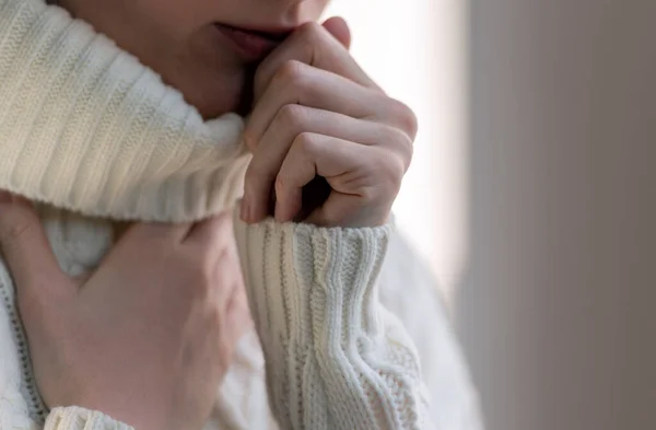 Una Donna Che Tocca Gola Con Tosse Mal Gola Donna — Foto Stock