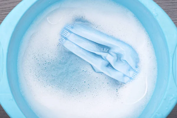 Одноразова Медична Маска Вимочується Синьому Пластиковому Басейні Водою Піною Другого — стокове фото