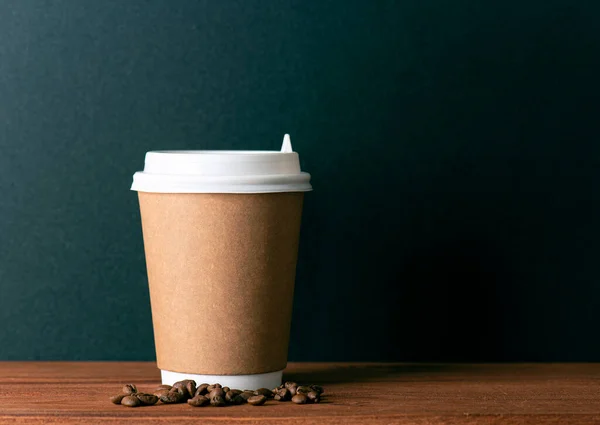Einweg Pappbecher Mit Heißem Kaffee Und Gerösteten Kaffeekörnern Auf Holztisch — Stockfoto