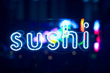 Gece vitrininde SUSHI parlayan neon ışığı