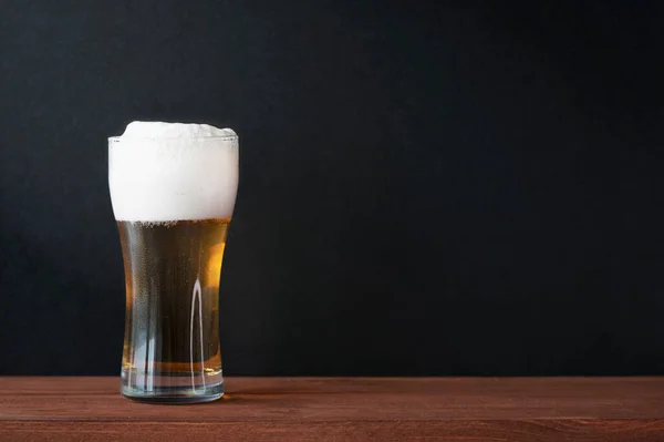 Bière Froide Mousseuse Dans Une Tasse Bière Verre Sur Une — Photo