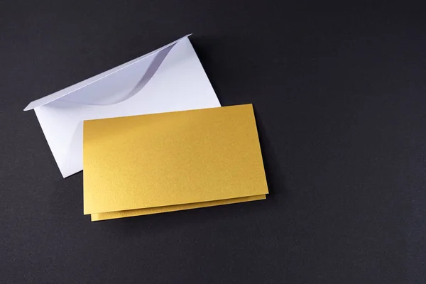 白色信封和邀请函为金色正方形 背面空白 黑色背景 文字空间 — 图库照片