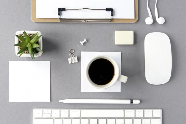 Flat Lay Com Composição Mínima Branca Local Trabalho Teclado Folha — Fotografia de Stock