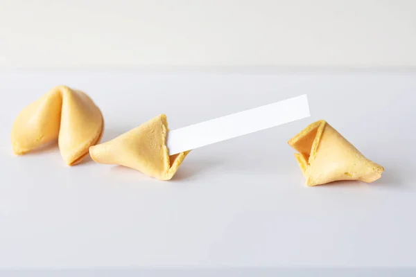 Galletas Chinas Asiáticas Fortuna Con Papel Blanco Para Texto Mesa —  Fotos de Stock