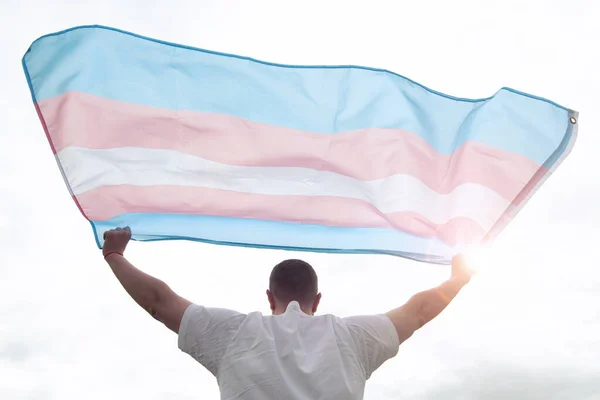 Transseksüel bayrağı sallayan transseksüel bir adam, insan hakları konsepti, dünyada eşitlik.