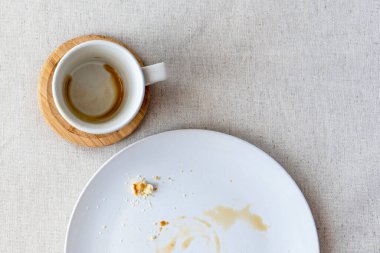 Masa, kahve fincanıyla kaplı. Espresso için. Tabak, tatlı kırıntıları.