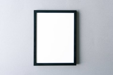 Çerçeve modeli, gri duvarda boş yüzeyi olan siyah fotoğraf çerçevesi. Metin için boşluk.
